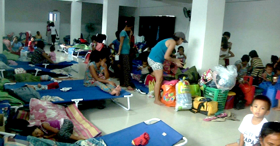 100 pamilya sa bayan ng Sta. Rosa, nag–evacuate, pamahalaang local ng Jaen, namahagi ng relief goods