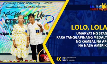 LOLO, LOLA, UMAKYAT NG STAGE PARA TANGGAPIN ANG MEDALYA NG KAMBAL NA APO NA NASA AMERIKA